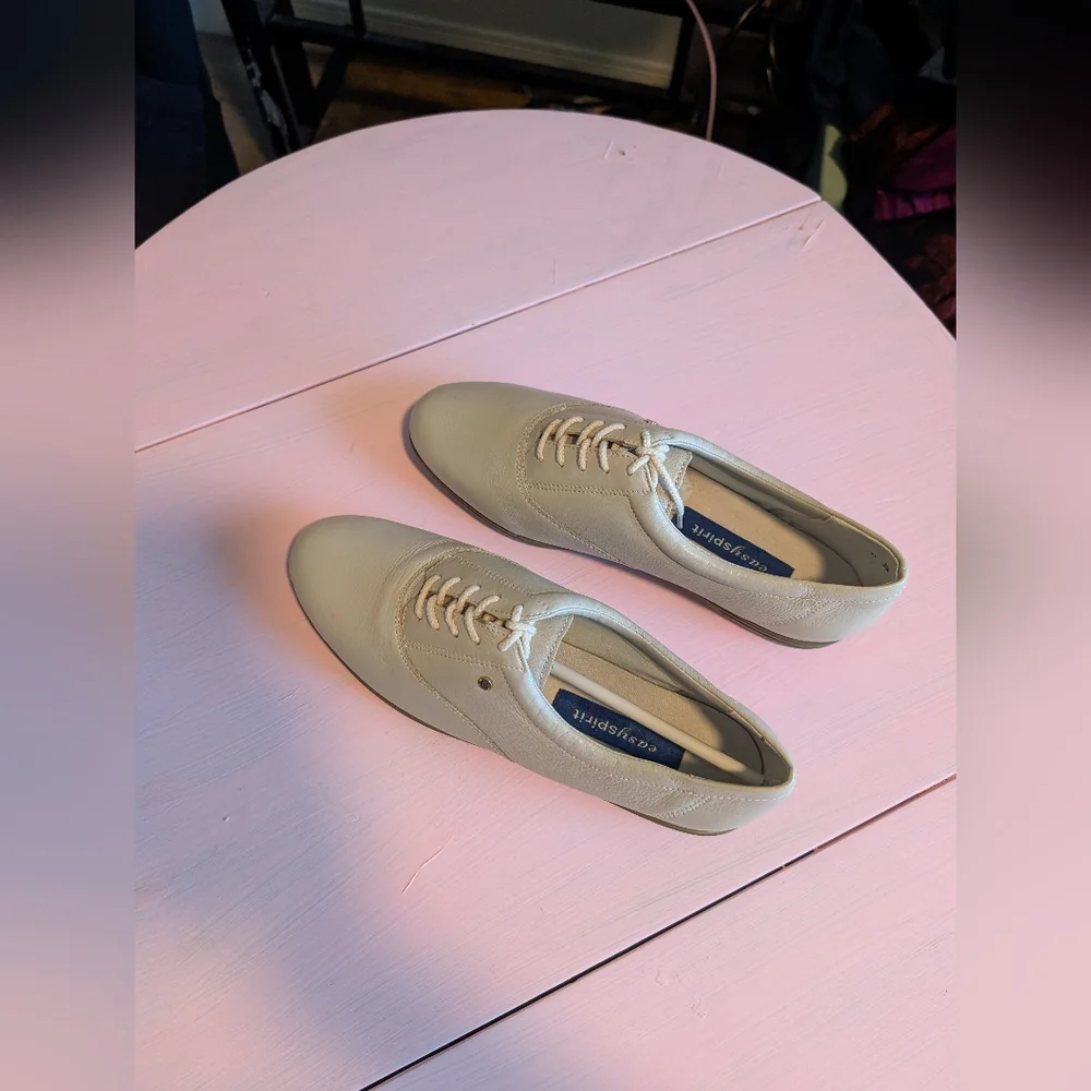 easy Spirit Cream Colored Loafers/Sneakers‎ Women's Cream Lace-Up Size 9